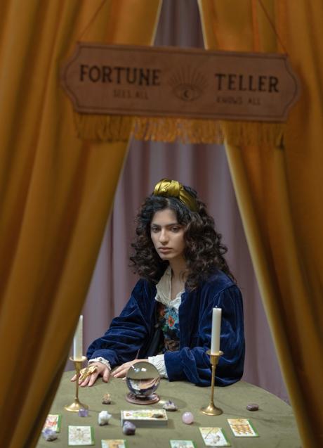 Imagen - Mujer echando el Tarot/PEXELS