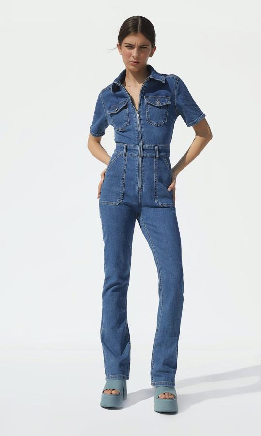 Primero lo sacó Mango y ahora Stradivarius. Este mono de maga larga y pernera acampanada cuesta 39,99 euros y queda de lujo con estas sandalias vaqueras de plataforma.