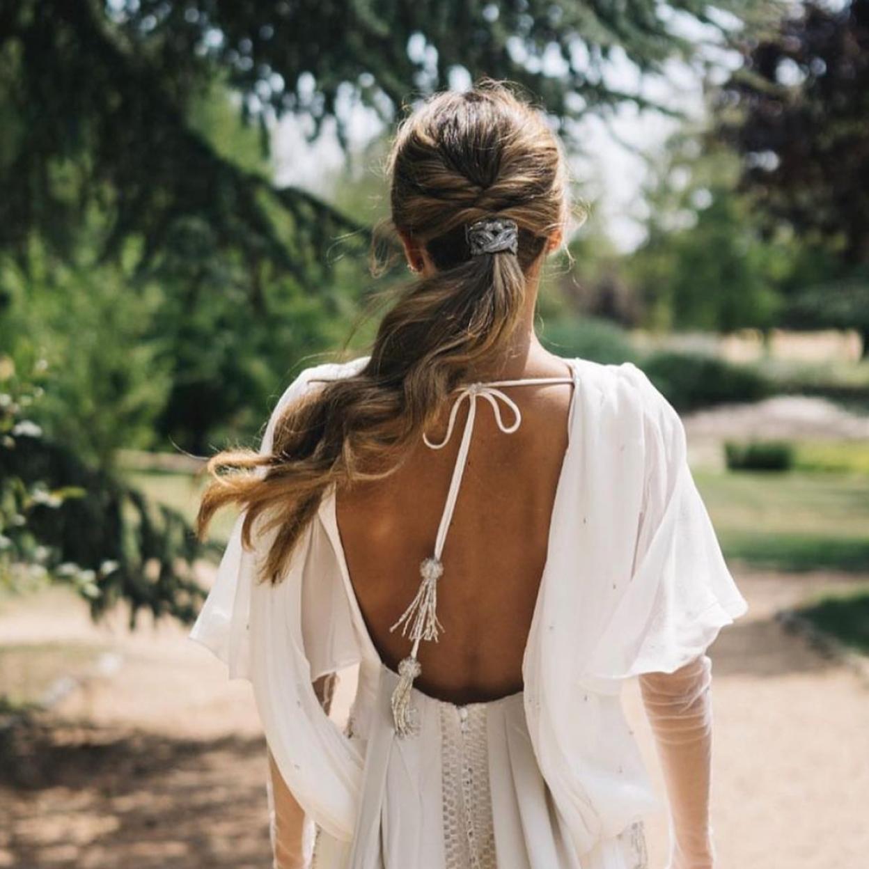 Una mujer con semirrecogido.