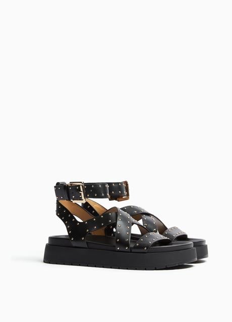 Imagen - Sandalias con plataforma en color negro de Bershka. Foto: Bershka.