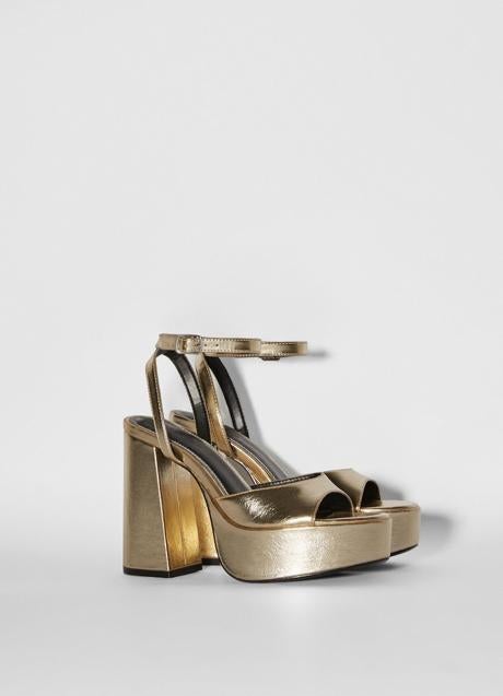 Imagen - Sandalias de tacón en dorado de Bershka. Foto: Bershka.