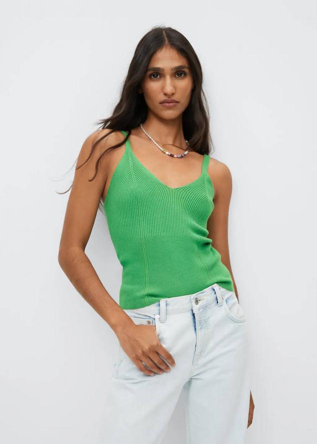 Top de punto canalé con escote de pico y tirantes, en verde. Consíguela a 9,99 euros.