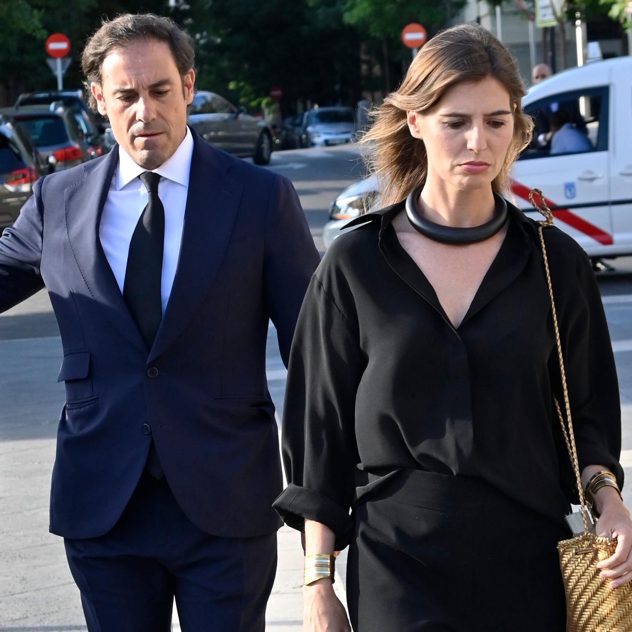 El Litri junto a su madre Conchita Spínola en el funeral de su padre