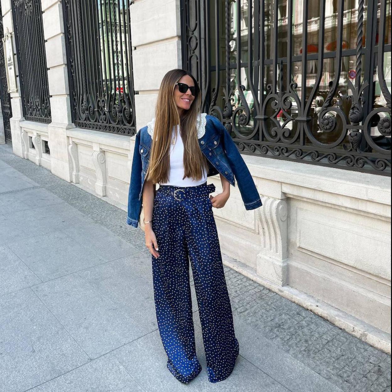 La influencer lleva un look con pantalones de lunares