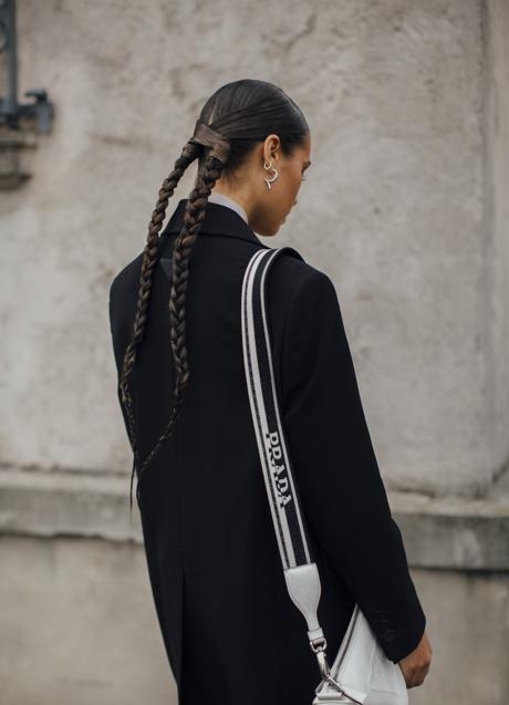 Imagen - Una mujer en el street style con el peinado con trenzas de los 2000 de moda. Foto: lauchmetrics spotlight.