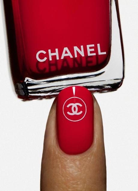 Imagen - Los stickers en las uñas han llegado al mundo del lujo y puedes tener el logo de Chanel en tu manicura.
