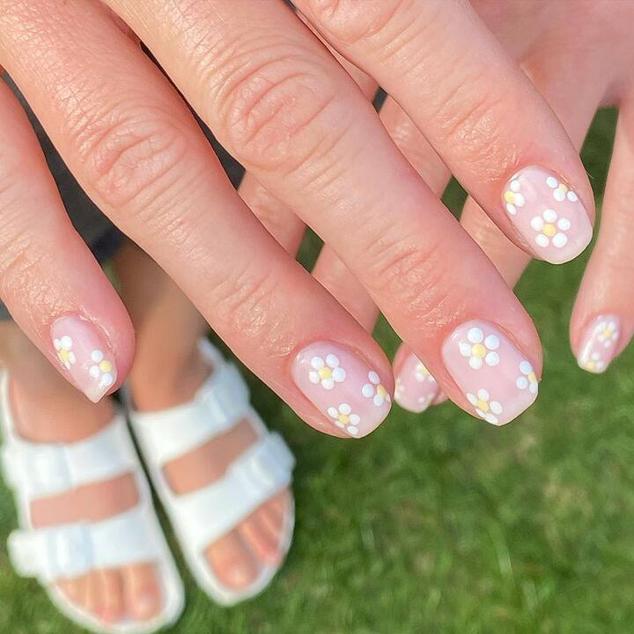 Este es uno de los diseños atemporales que siempre funciona y te dará un toque rejuvenecedor. Además, es super fácil de hacer. Primero, pinta las uñas con un esmalte blanco de acabado semitransparente, solo una capa. Segundo, con un pincel coge un esmalte blanco pigmentado y haz puntos en forma circular. Después, en el centro de cada esfera, realiza un punto con emalte amarillo.