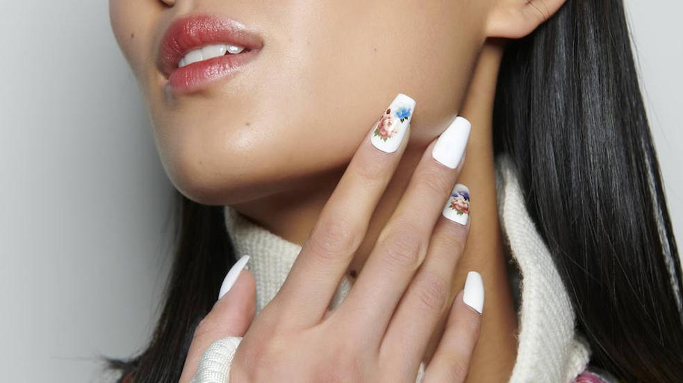 Modelo con uñas blancas decoradas