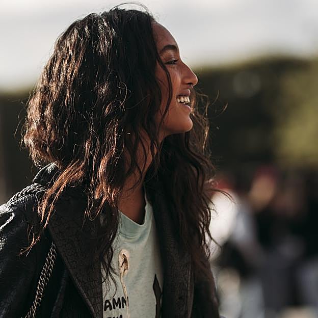 Así es la plancha viral que seca y alisa preferida de los cabellos rizados que triunfa en Tiktok