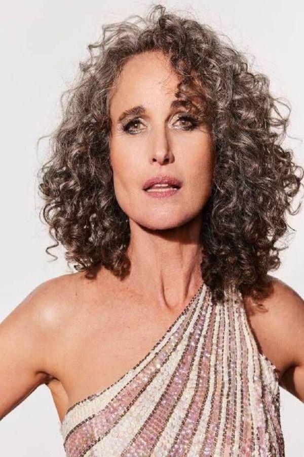 Si quieres presumir de rizos al natural, el peinado perfecto para ti es el que luce Andie MacDowell. Ella luce una melena a la altura de los hombros con capas largas que aportan volumen al cabello y mayor definición de los rizos. Es de lo más fácil de mantener, queda bien a todas y puedes recogerlo sin problemas.