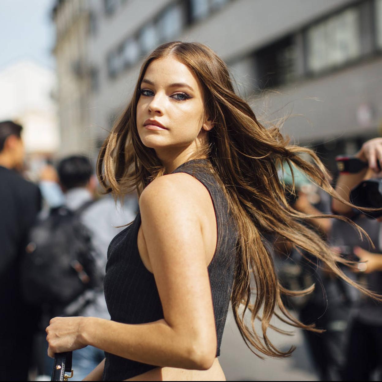 Barbara Palvin con pelo largo