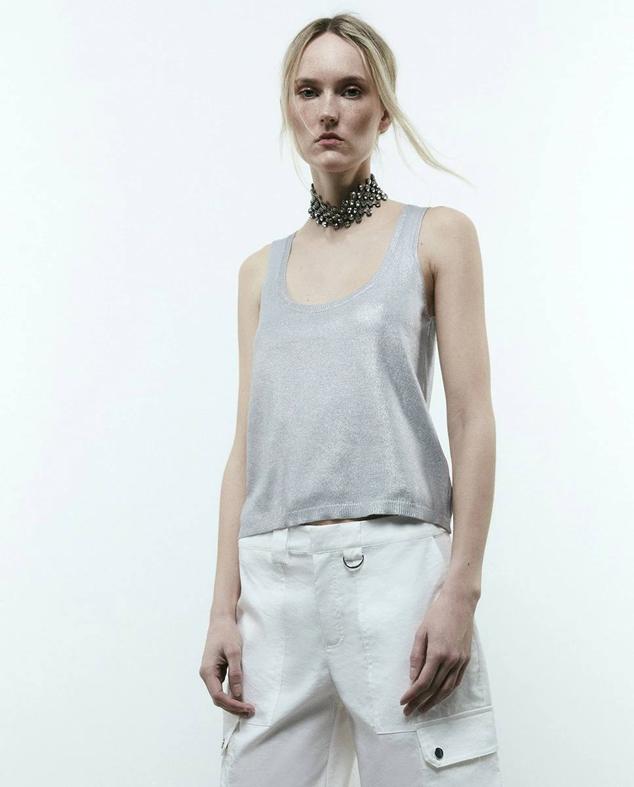 Camiseta metalizada con manga sisa y escote redondo, en plata, de Sfera. Puedes comprarla por 19,99 euros.