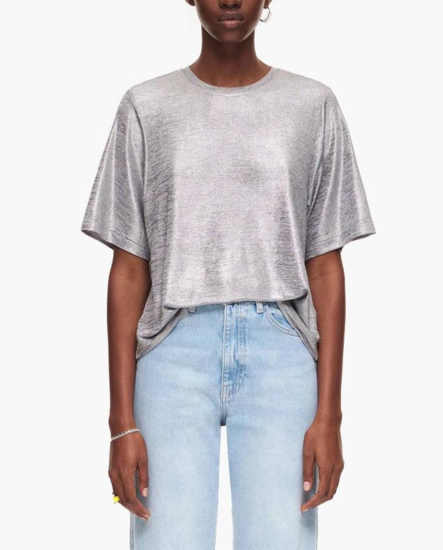 Camiseta fluida en tejido metalizado con manga corta ancha y cuello redondo, tono plata, de Bimba y Lola. Encuéntrala en El Corte Inglés por 65 euros.