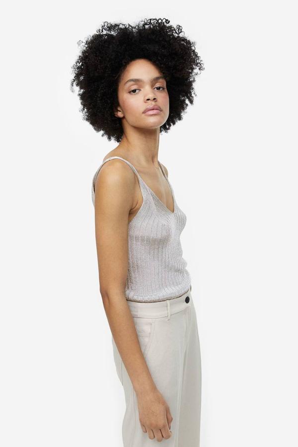 Camiseta en tejido de canalé metalizado con escote de pico y tirantes, tono plata, de H&M. Puedes encontrarla a 24,99 euros.