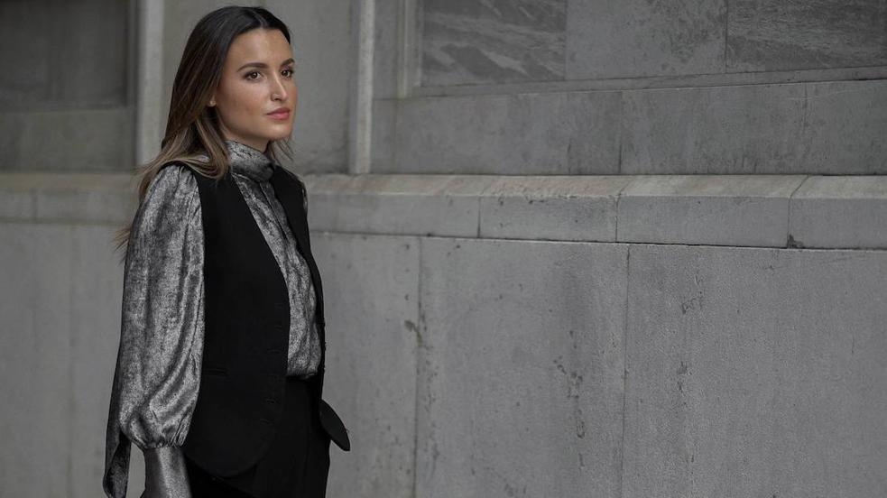 La influencer lleva un top metalizado a la moda