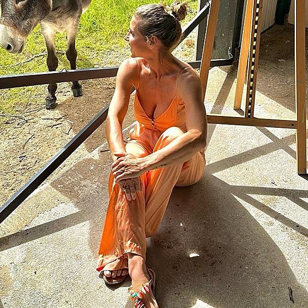 Elsa Pataky tiene las sandalias multicolor estilo boho que te enamorarán