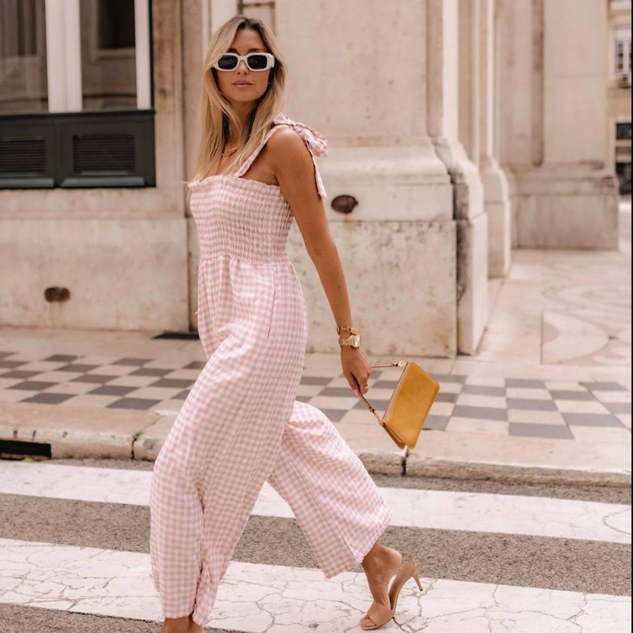 La influencer lleva un mono bonito para verano