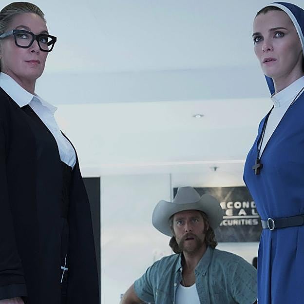 Elizabeth Marvel, Jack McDorman y Betty Giplin en una secuencia de Mrs. Davis. 