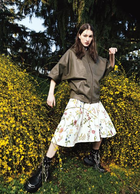 Imagen - En la página anterior, chaqueta de IKKS, falda de Dior y botas de Louis Vuitton.