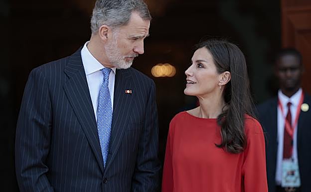 Los reyes Felipe VI y Letizia cruzan una mirada de complicidad en un reciente viaje oficial al continente africano. 