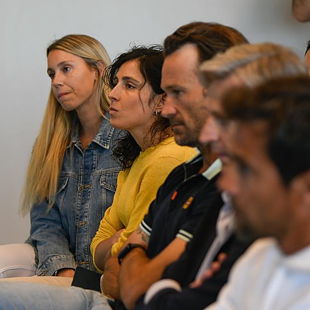 Maribel, Mery y Carlos Moyá en la rueda de prensa de Rafael Nadal.