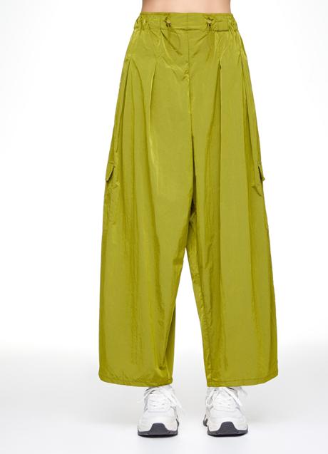 Imagen - Pantalones parachute en color verde de Oysho. Foto: Oysho.