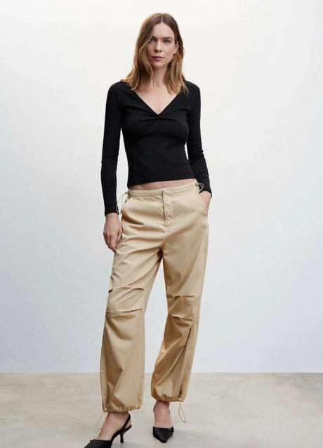 Imagen - Pantalones parachute en color beige de Mango. Foto: Mango.