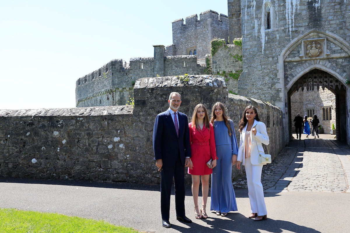 La Princesa Leonor en su acto de graduación junto a sus padres, el rey Felipe y la reina Letizia y su hermana, la infanta Sofía.