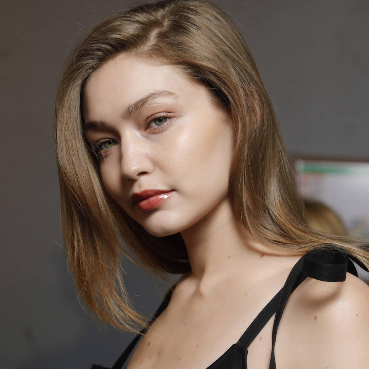 Gigi Hadid con piel reluciente