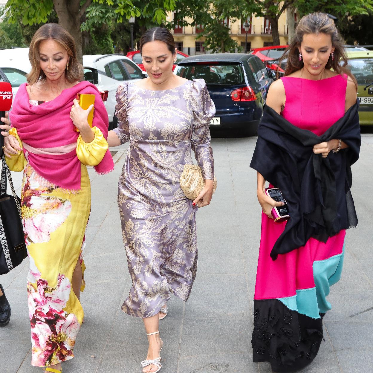 Isabel Preysler, Tamara Falcó y Ana Boyer llegan a la iglesia de Santa Bárbara. 