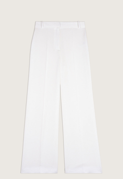 Imagen secundaria 2 - La chaqueta de tweed de Massimo Dutti (89,95 euros), los zapatos bicolor de Pedro Miralles (119 euros) y los pantalones blancos de Ba&sh (225 euros).