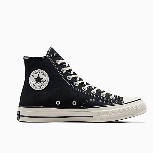 Converse negras de caña alta con plataforma (95 euros).