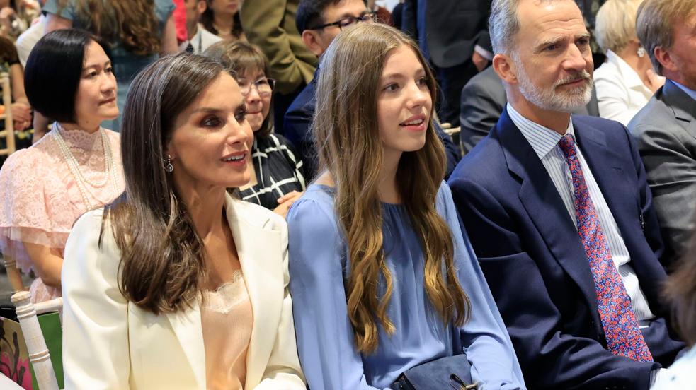 La reina Letizia, la infanta Sofía y el rey Felipe en la graduación de Leonor.