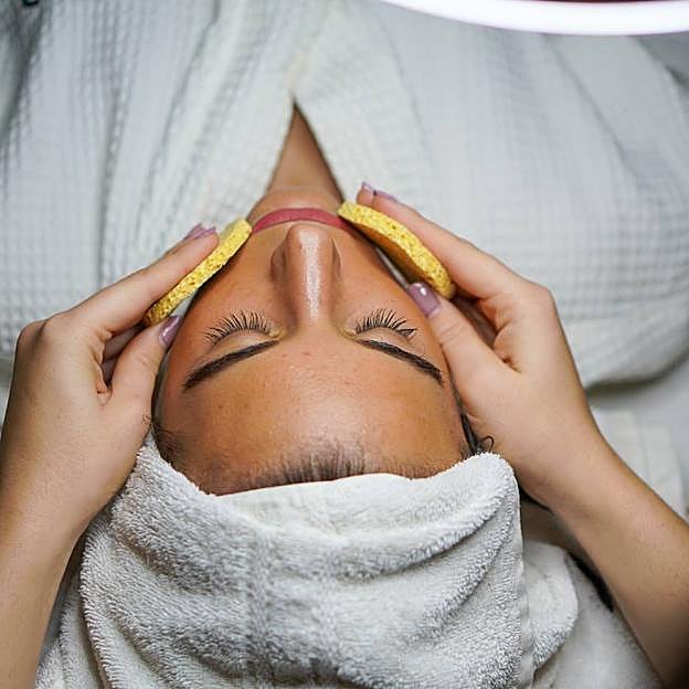 Realización de tratamiento de limpieza facial profunda