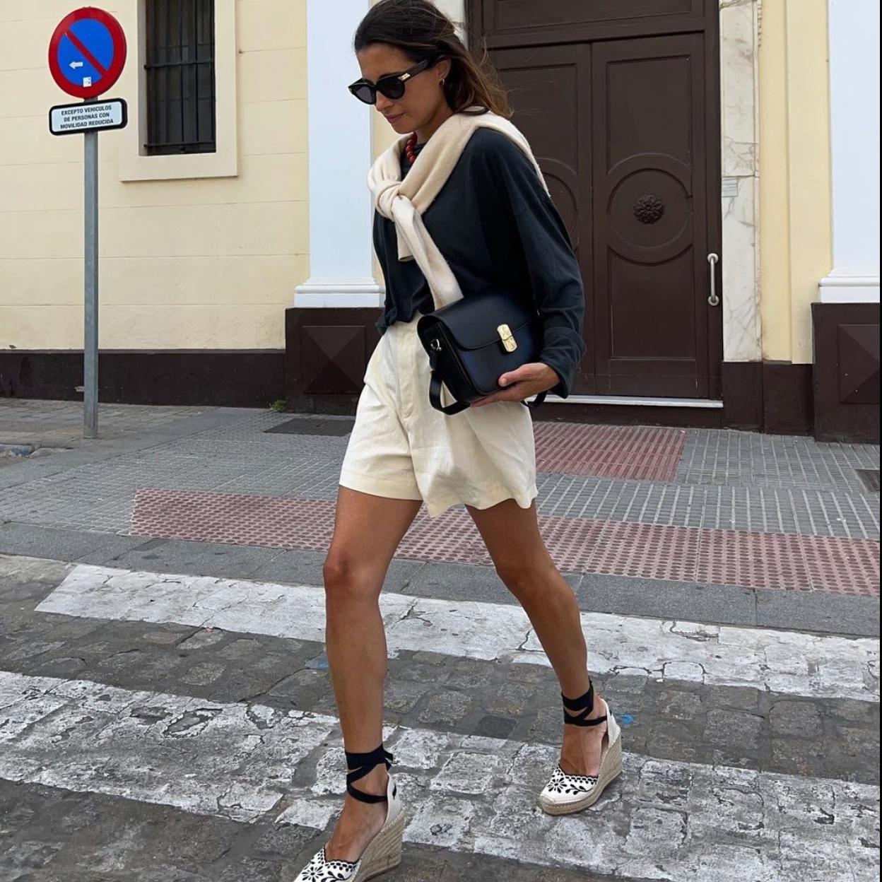 La influencer María Valdés con unas alpargatas de Alhamas.