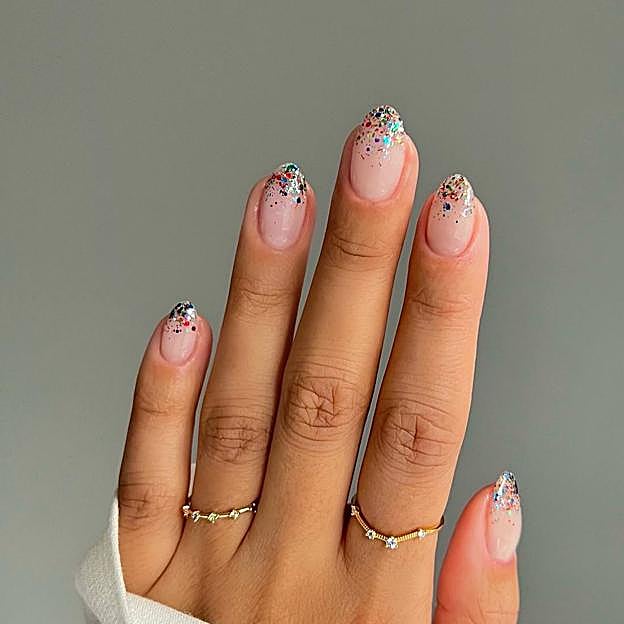 Uñas francesas tendencia para 2023 con flitter
