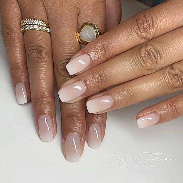 Uñas francesas estilo baby boomer