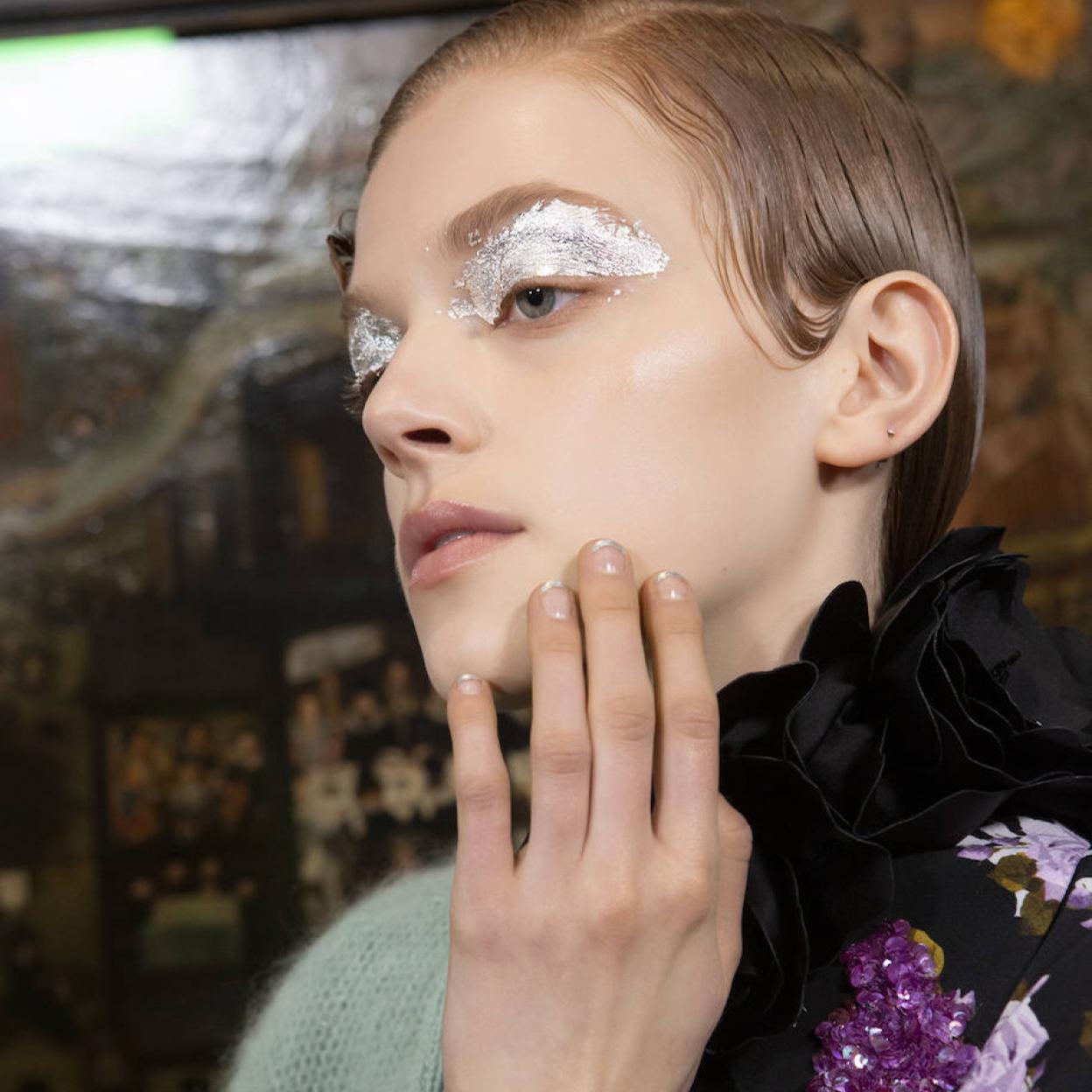 Modelo con manicura francesa tendencia para 2023