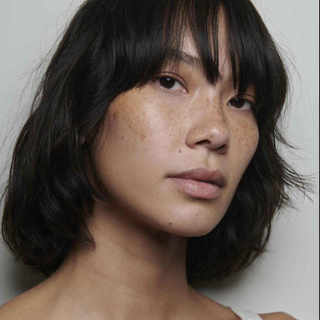 Modelo con piel luminosa