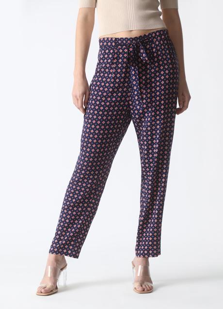 Imagen - Pantalón estampado con fondo azul de Lefties. Foto: Lefties.