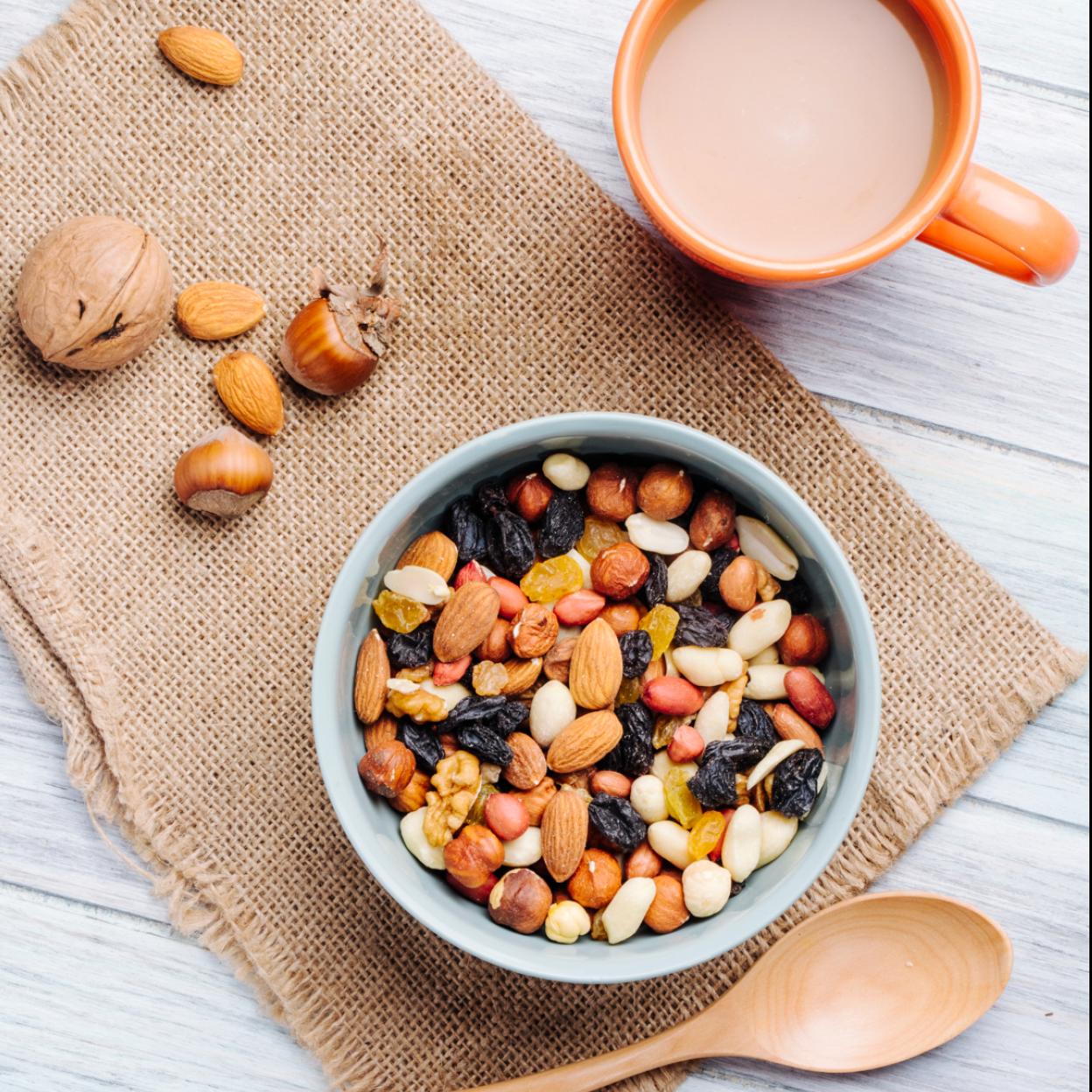 Desayuno saludable con uvas pasas y frutos secos. 