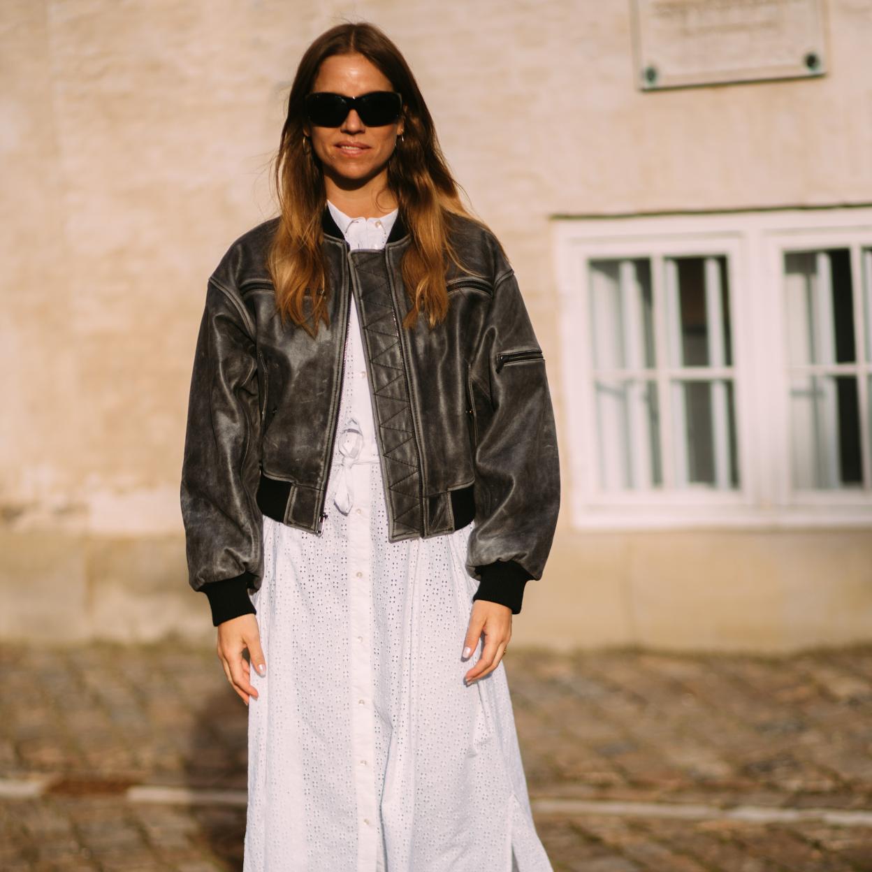 Una mujer con vestido blanco de verano.