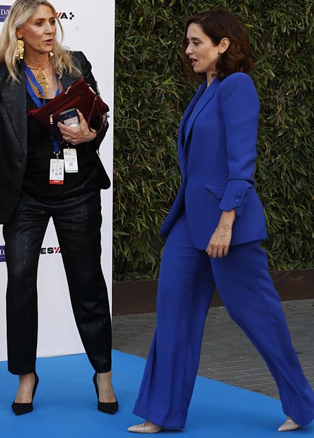 Imagen - Isabel Díaz Ayuso con un traje azul klein. / GTRES