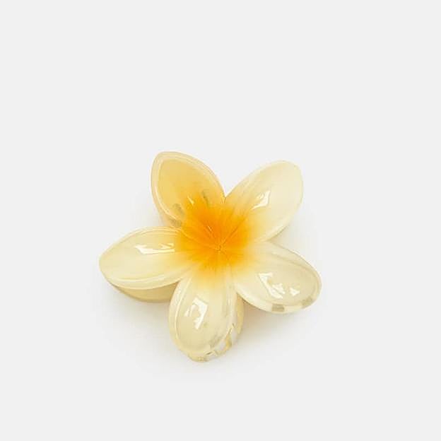 Pinza con forma de flor de Pull & Bear.