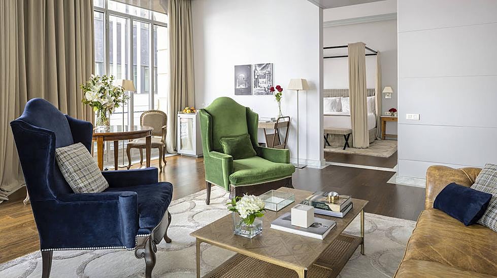 Una de las imponentes habitaciones del Urso Hotel & Spa. En la imagen principal, su circuito de aguas, que forma parte de la terapia de sueño que ofrece.