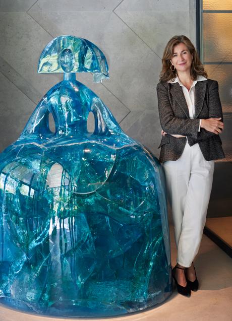 Imagen - La experta Raquel Sáenz, ante una de las meninas de Manolo Valdés expuesta en el Rosewood Villa Magna.