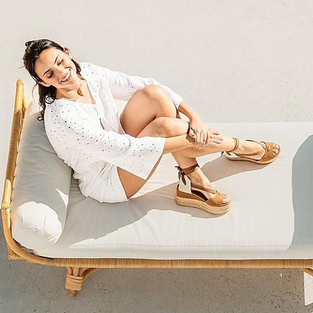 Por qué las alpargatas con tachuelas son la nueva moda inesperada del verano