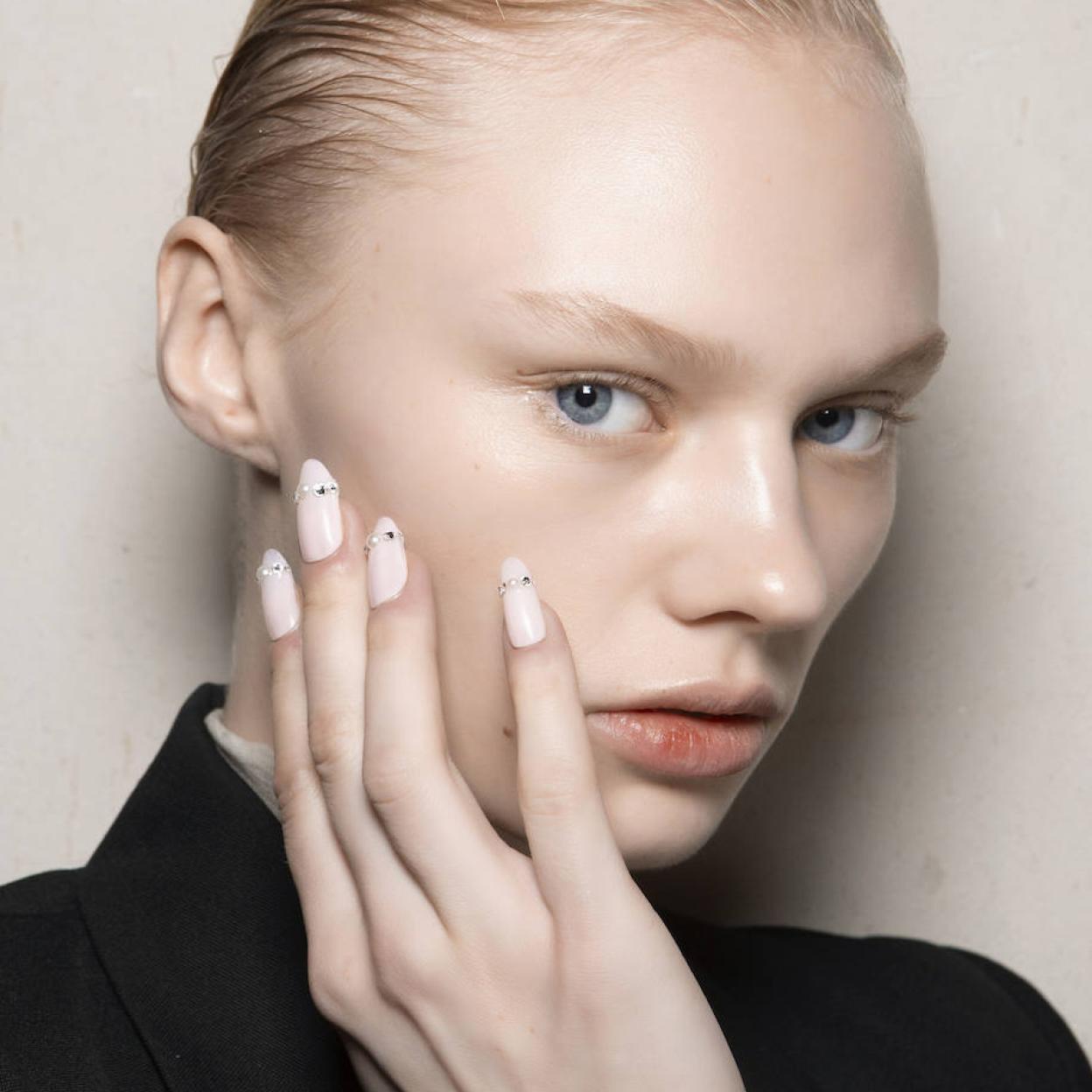 Modelo con uñas de gel