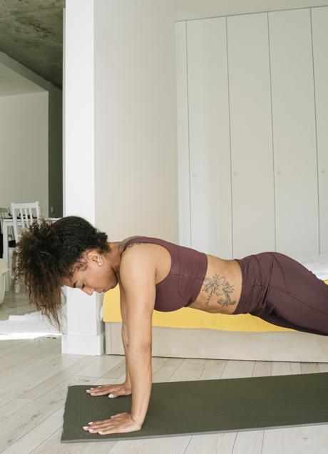 Imagen - Mujer haciendo flexiones/PEXELS