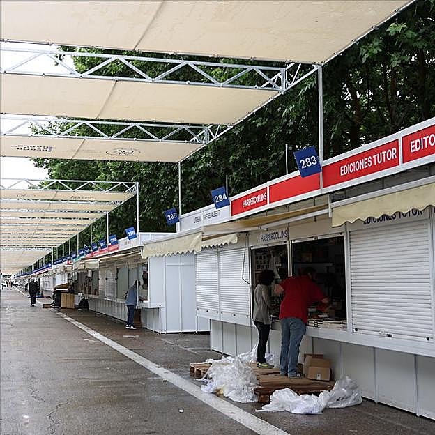 Las lonas que protegerán del sol a visitantes y libreros de la Feria de Madrid 2023.
